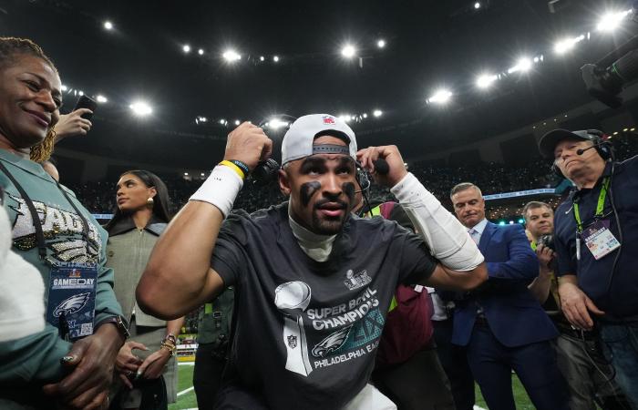 Jalen
      Hurts
      on
      the
      significance
      of
      having
      his
      dad
      on
      the
      field
      after
      Super
      Bowl
      win - Iqraa news