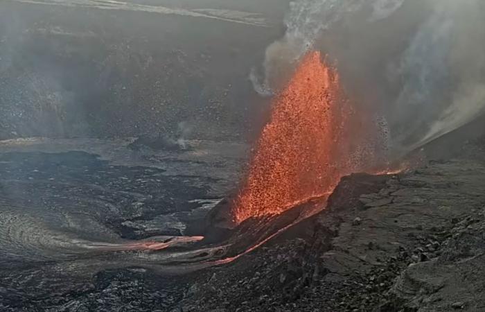 Kilauea
      is
      shooting
      lava
      again.
      It
      is
      the
      Hawaii
      volcano's
      latest
      activity
      in
      an
      on-and-off
      eruption - Iqraa news