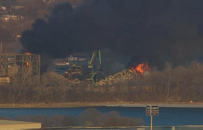 ‘Nerve
      wracking':
      Large
      junkyard
      fire
      in
      Camden
      sends
      black
      smoke
      into
      the
      air - Iqraa news