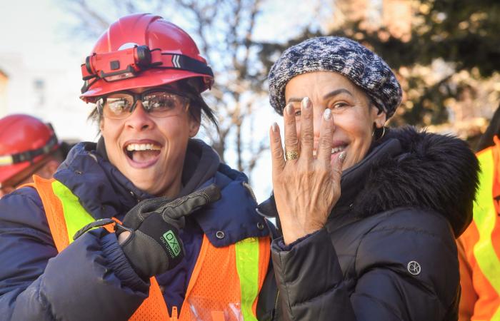 SEE
      IT:
      Woman
      reunited
      with
      priceless
      gold
      ring
      after
      falling
      through
      sidewalk
      grate - Iqraa news