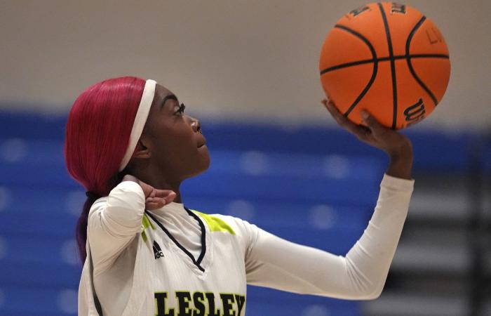 One-armed
      basketball
      player
      makes
      women's
      Division
      III
      history
      with
      basket - Iqraa news