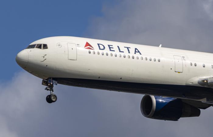 Delta
      flight
      makes
      emergency
      landing,
      deploys
      slides
      in
      Atlanta
      after
      ‘haze'
      reported
      in
      plane - Iqraa news