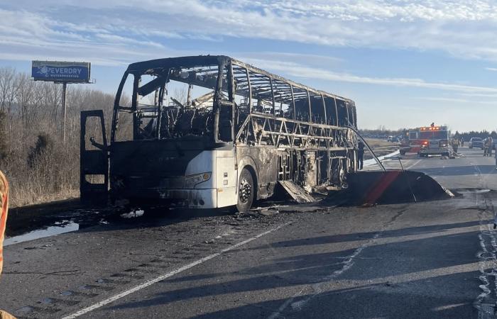 Bus
      carrying
      IU
      Indy
      men's
      basketball
      team
      bursts
      into
      flames
      on
      highway - Iqraa news