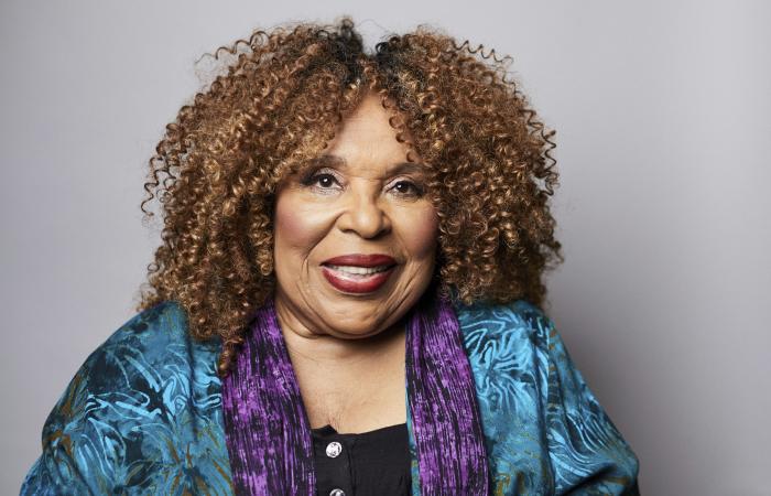 Roberta
      Flack,
      Grammy-winning
      singer
      with
      an
      intimate
      style,
      dies
      at
      88 - Iqraa news