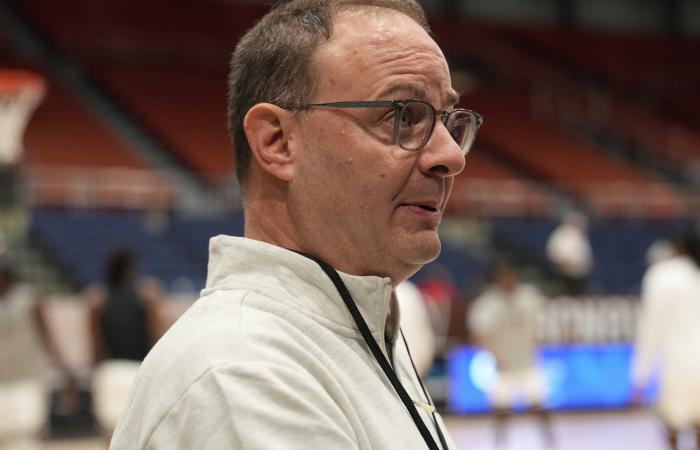 Wojnarowski
      auctions
      iPhones
      used
      for
      ‘Woj
      bombs'
      to
      raise
      NIL
      money
      for
      college - Iqraa news