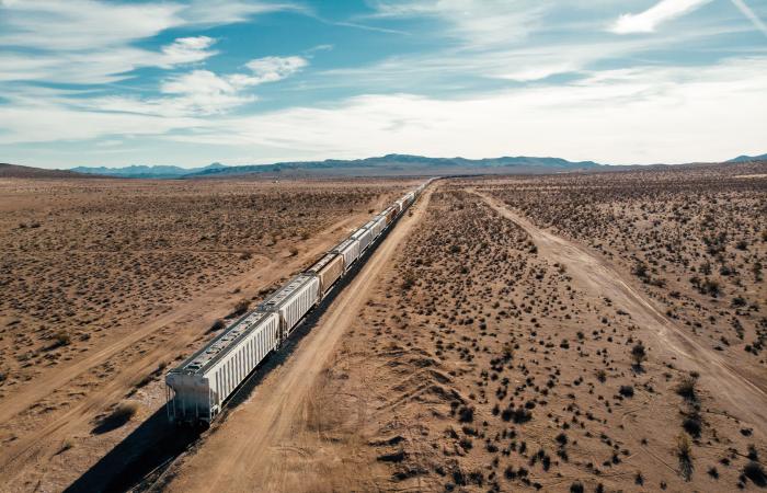 Thieves
      targeting
      freight
      trains
      in
      California
      and
      Arizona
      deserts
      make
      off
      with
      $2M
      worth
      of
      Nikes - Iqraa news