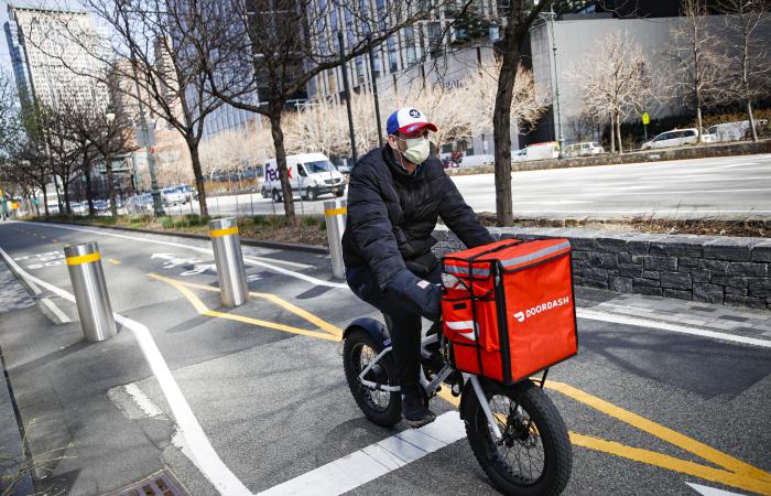 DoorDash
      to
      pay
      NY
      delivery
      workers
      $17
      million
      for
      using
      their
      tips
      to
      cover
      wages - Iqraa news