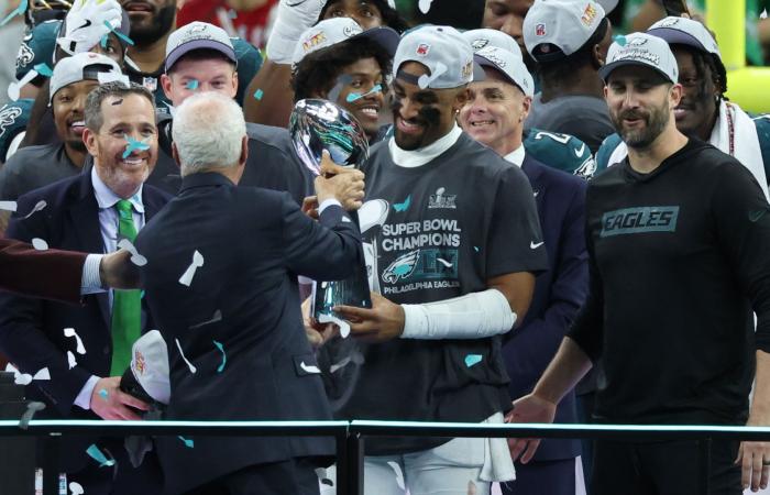 Source:
      Eagles
      will
      visit
      White
      House
      to
      celebrate
      Super
      Bowl
      if
      invited - Iqraa news