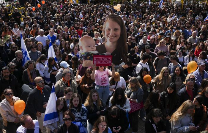 Israelis
      bid
      farewell
      to
      Shiri
      Bibas
      and
      her
      2
      sons
      killed
      in
      captivity
      in
      Gaza - Iqraa news