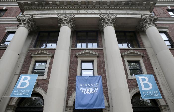 Pro-Palestinian
      protesters
      stage
      sit-in
      at
      Barnard
      College
      over
      expulsions - Iqraa news