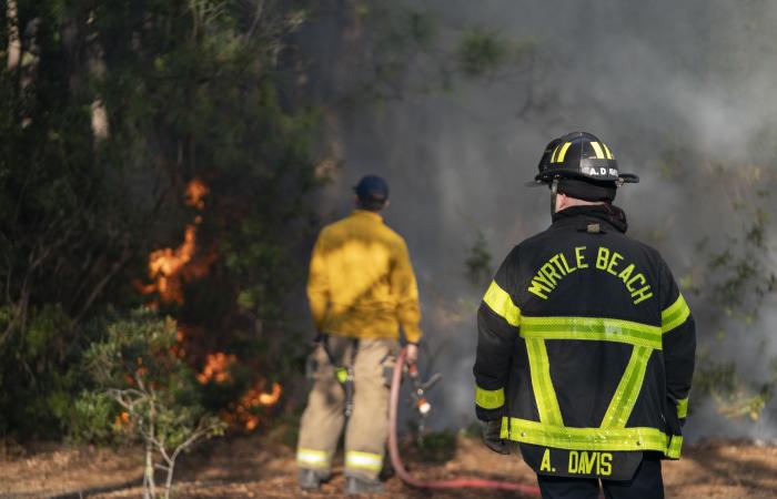 South
      Carolina
      governor
      declares
      state
      of
      emergency
      as
      wildfires
      erupt
      in
      Carolinas,
      Georgia - Iqraa news