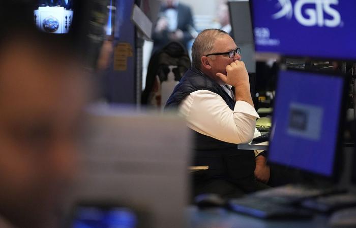 Wall
      Street
      falls
      again
      as
      losses
      wipe
      out
      all
      post-election
      gains
      for
      the
      S&P
      500 - Iqraa news