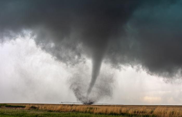 What's
      the
      difference
      between
      a
      tornado
      watch
      and
      a
      tornado
      warning? - Iqraa news