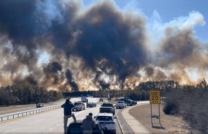 Hochul
      declares
      state
      of
      emergency
      for
      massive
      Long
      Island
      brush
      fires - Iqraa news