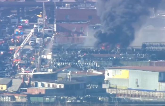 Raging
      fire
      in
      Queens
      sends
      black
      smoke
      plume
      into
      sky - Iqraa news