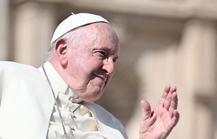 Pope
      Francis
      no
      longer
      in
      imminent
      danger
      but
      remains
      hospitalized:
      Doctors - Iqraa news