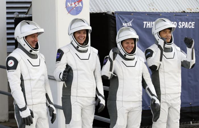 NASA's
      stuck
      astronauts
      welcome
      their
      newly
      arrived
      replacements
      to
      the
      space
      station - Iqraa news